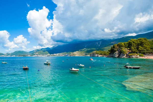 Budva, Karadağ - 24 Mayıs 2022: Karadağ 'ın Budva Riviera kentindeki Adriyatik kıyılarının güzel yaz manzarası