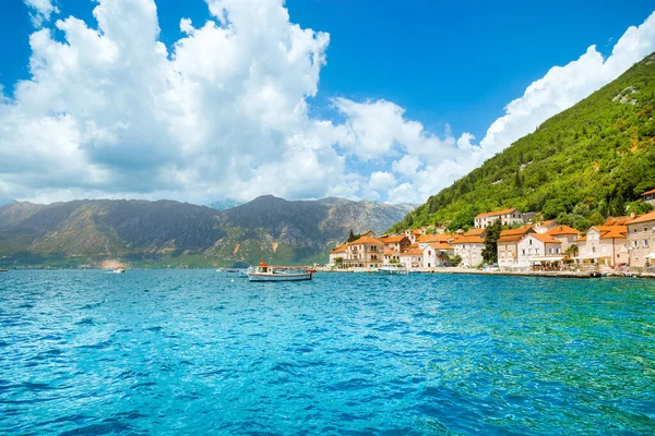 Perast, Karadağ - 28 Mayıs 2022: Karadağ 'ın Kotor Körfezi kıyısındaki tarihi Perast kasabasıyla güzel bir yaz manzarası 