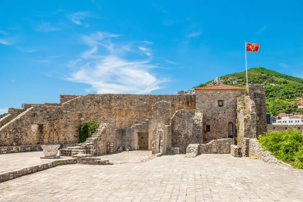 Karadağ 'ın Eski Budva kentindeki Kale' ye bakın