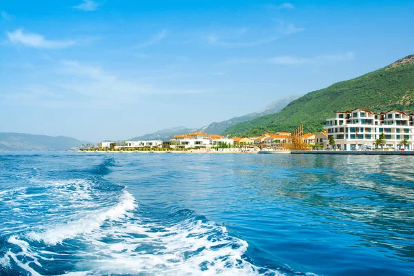 Herceg Novi, Karadağ - 18 Mayıs 2022: Poronovi Marina 'nın lüks yatları ve Boka Körfezi kıyılarındaki güzel rıhtım evleri ile manzarası 