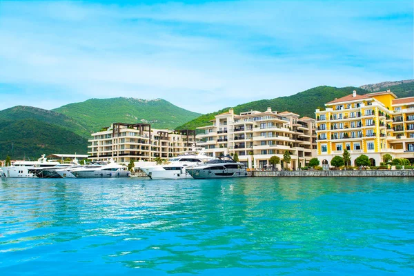 Tivat, Karadağ - 18 Mayıs 2022: Boka Körfezi kıyılarındaki Porto Karadağ Marina 'nın manzarası 