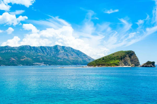 Karadağ 'ın Sveti Nikola Adası manzaralı, Budva Riviera' daki Adriyatik kıyılarının güzel panoramik yaz manzarası