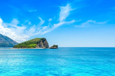 Karadağ 'ın Sveti Nikola Adası manzaralı, Budva Riviera' daki Adriyatik kıyılarının güzel panoramik yaz manzarası