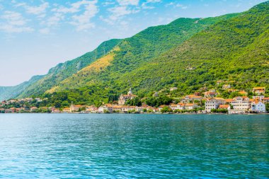 Kotor Körfezi kıyısındaki tarihi Prcanj kasabasının panoramik manzarası, Karadağ 'ın Kutsanmış Bakire Meryem' in Doğumu Kilisesi 'ne bakıyor. 