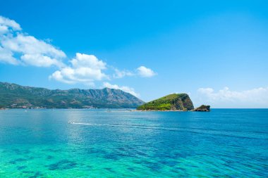 Karadağ 'ın Sveti Nikola Adası manzaralı, Budva Riviera' daki Adriyatik kıyılarının güzel panoramik yaz manzarası