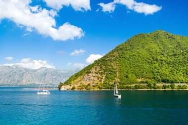 Kotor Körfezi kıyı şeridinin güzel yaz manzarası - Boka Körfezi, Karadağ