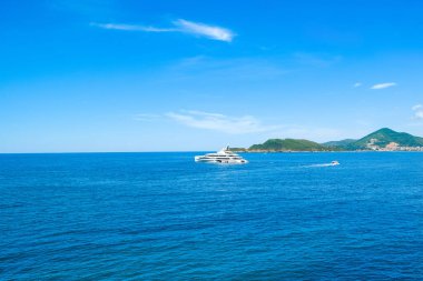 Karadağ 'ın Budva Riviera kentindeki Adriyatik kıyılarının güzel yaz manzarası