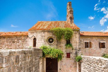 Budva, Karadağ - 20 Mayıs 2022: Eski Budva kasabasındaki Santa Maria Kilisesi 