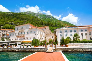 Perast, Karadağ - 28 Mayıs 2022: Boka Körfezi kıyısındaki tarihi Perast kasabasıyla güzel bir yaz manzarası - Kotor Körfezi