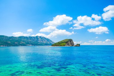 Karadağ 'ın Sveti Nikola Adası manzaralı, Budva Riviera' daki Adriyatik kıyılarının güzel panoramik yaz manzarası