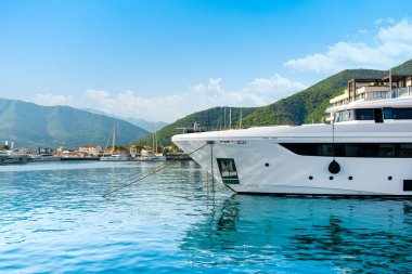 Tivat, Karadağ - 18 Haziran 2022: Porto Karadağ 'daki yat marinasının rıhtım evleri ve güzel gezinti alanlarıyla manzarası