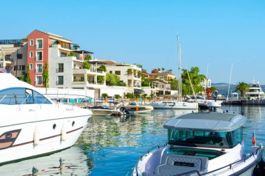 Tivat, Karadağ - 18 Haziran 2022: Porto Karadağ 'daki yat marinasının rıhtım evleri ve güzel gezinti alanlarıyla manzarası