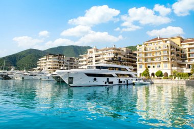 Tivat, Karadağ - 18 Haziran 2022: Porto Karadağ 'daki yat marinasının rıhtım evleri ve güzel gezinti alanlarıyla manzarası