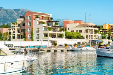 Tivat, Karadağ - 18 Haziran 2022: Porto Karadağ 'daki yat marinasının rıhtım evleri ve güzel gezinti alanlarıyla manzarası