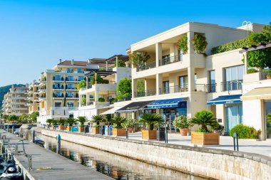 Tivat, Karadağ - 20 Haziran 2022: Porto Karadağ 'daki yat marinasının rıhtım evleri ve güzel gezinti alanlarıyla manzarası