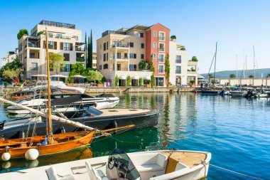 Tivat, Karadağ - 20 Haziran 2022: Porto Karadağ 'daki yat marinasının rıhtım evleri ve güzel gezinti alanlarıyla manzarası