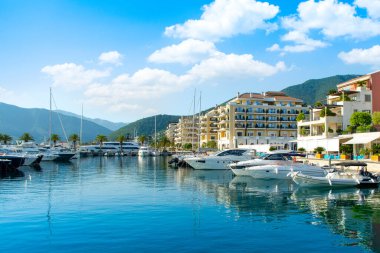 Tivat, Karadağ - 18 Haziran 2022: Porto Karadağ 'daki yat marinasının rıhtım evleri ve güzel gezinti alanlarıyla manzarası