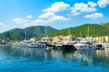 Tivat, Karadağ - 28 Mayıs 2022: Porto Karadağ 'daki yat marinasının rıhtım evleri ve güzel gezinti alanlarıyla manzarası
