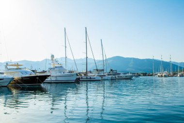 Tivat, Karadağ - 18 Haziran 2022: Porto Karadağ 'daki yat marinasının gün batımı manzarası 