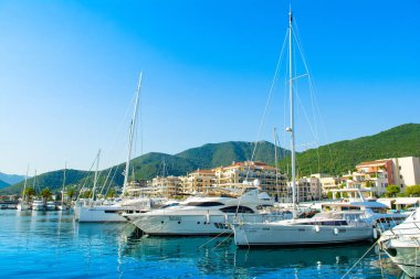 Tivat, Karadağ - 18 Haziran 2022: Porto Karadağ 'daki yat marinasının rıhtım evleri ve güzel gezinti alanlarıyla manzarası