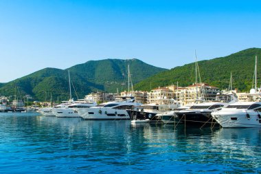 Tivat, Karadağ - 18 Haziran 2022: Porto Karadağ 'daki yat marinasının rıhtım evleri ve güzel gezinti alanlarıyla manzarası