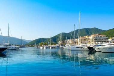 Tivat, Karadağ - 18 Haziran 2022: Porto Karadağ 'daki yat marinasının rıhtım evleri ve güzel gezinti alanlarıyla manzarası