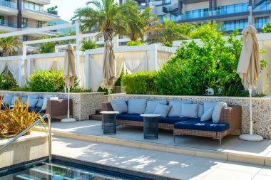 Tivat, Karadağ - 29 Mayıs 2022: Adriyatik kıyısındaki Porto Karadağ Marina 'da lüks modern oteldeki havuz alanı