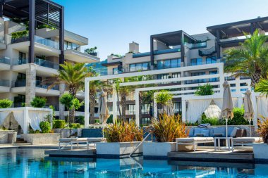 Tivat, Karadağ - 29 Mayıs 2022: Adriyatik kıyısındaki Porto Karadağ Marina 'da lüks modern oteldeki havuz alanı