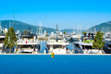 Tivat, Karadağ - 29 Mayıs 2022: Adriyatik kıyısındaki Porto Karadağ Marina 'da lüks modern oteldeki havuz alanı