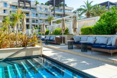 Tivat, Karadağ - 29 Mayıs 2022: Adriyatik kıyısındaki Porto Karadağ Marina 'da lüks modern oteldeki havuz alanı