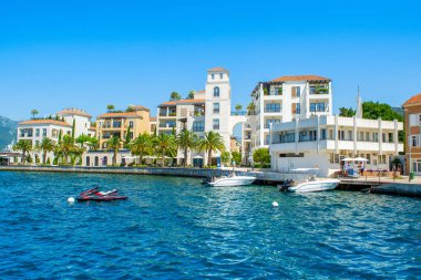 Tivat, Karadağ - 16 Haziran 2022: Kotor Körfezi kıyısındaki Tivat 'ta Picturesque rıhtımı - Boka Körfezi