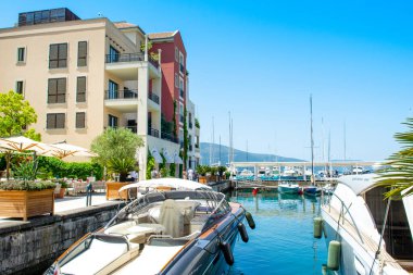 Tivat, Karadağ - 28 Mayıs 2022: Porto Karadağ 'daki yat marinasının rıhtım evleri ve güzel gezinti alanlarıyla manzarası