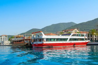 Tivat, Karadağ - 16 Haziran 2022: Kotor Körfezi kıyısındaki Tivat 'ta Picturesque rıhtımı - Boka Körfezi