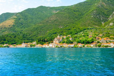 Kotor Körfezi kıyısındaki tarihi Prcanj kasabasının panoramik manzarası, Karadağ 'ın Kutsanmış Bakire Meryem' in Doğumu Kilisesi 'ne bakıyor. 
