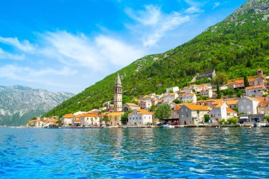 Karadağ 'ın Kotor Körfezi kıyısındaki tarihi Perast kasabasıyla güzel bir yaz manzarası 