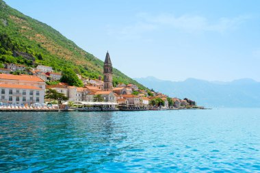 Karadağ 'ın Kotor Körfezi kıyısındaki tarihi Perast kasabasıyla güzel bir yaz manzarası 