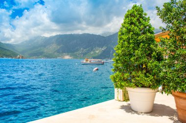Perast, Karadağ - 28 Mayıs 2022: Kotor Körfezi kıyı şeridinin güzel yaz manzarası - Boka Körfezi
