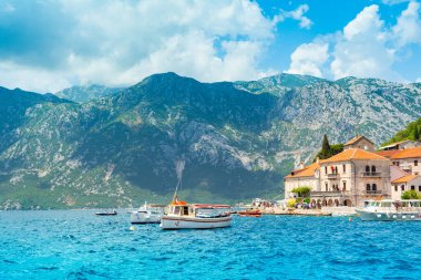 Perast, Karadağ - 28 Mayıs 2022: Karadağ 'ın Kotor Körfezi kıyısındaki tarihi Perast kasabasıyla güzel bir yaz manzarası 