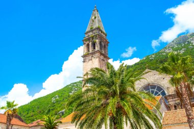 Karadağ 'ın Perast kentindeki Aziz Niklas Kilisesi' nin çan kulesi 