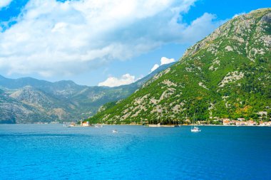 Kotor Körfezi kıyı şeridinin güzel yaz manzarası - Boka Körfezi, Karadağ