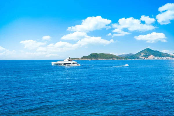 Budva, Karadağ - 20 Mayıs 2022: Karadağ 'ın Budva Riviera kentindeki Adriyatik kıyılarının güzel yaz manzarası