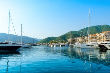 Tivat, Karadağ - 18 Haziran 2022: Porto Karadağ 'daki yat marinasının rıhtım evleri ve güzel gezinti alanlarıyla manzarası