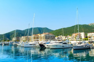 Tivat, Karadağ - 18 Haziran 2022: Porto Karadağ 'daki yat marinasının rıhtım evleri ve güzel gezinti alanlarıyla manzarası