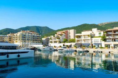 Tivat, Karadağ - 18 Haziran 2022: Porto Karadağ 'daki yat marinasının rıhtım evleri ve güzel gezinti alanlarıyla manzarası