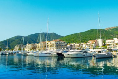 Tivat, Karadağ - 18 Haziran 2022: Porto Karadağ 'daki yat marinasının rıhtım evleri ve güzel gezinti alanlarıyla manzarası