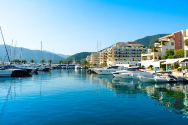 Tivat, Karadağ - 18 Haziran 2022: Porto Karadağ 'daki yat marinasının rıhtım evleri ve güzel gezinti alanlarıyla manzarası