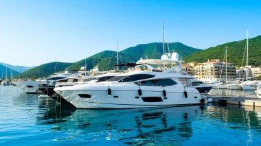 Tivat, Karadağ - 18 Haziran 2022: Porto Karadağ 'daki yat marinasının panoramik manzarası, liman evleri ve güzel gezinti güvertesi