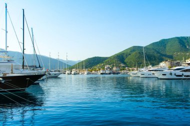 Tivat, Karadağ - 18 Haziran 2022: Porto Karadağ 'daki yat marinasının rıhtım evleri ve güzel gezinti alanlarıyla manzarası