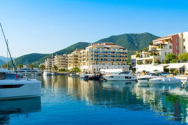 Tivat, Karadağ - 18 Haziran 2022: Porto Karadağ 'daki yat marinasının rıhtım evleri ve güzel gezinti alanlarıyla manzarası