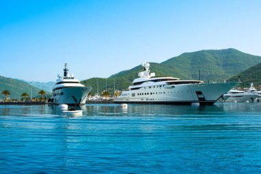 Tivat, Karadağ - 18 Haziran 2022: Porto Karadağ 'daki yat marinasının manzarası 